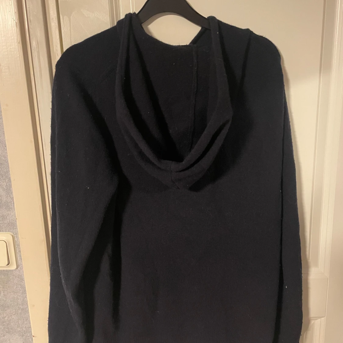 Mörkblå Kashmir zip från Lawrence grey  - 1