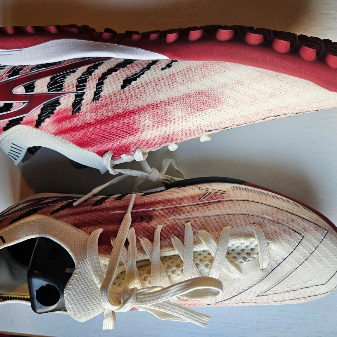 Zebramönstrade fotbollsskor i rött och vitt - 2