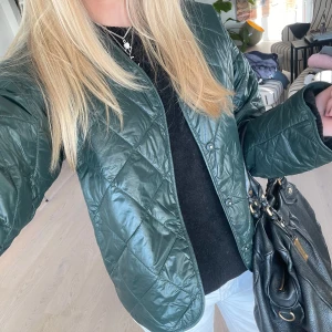 Grön jacka!! - Så fin grön jacka från Gina💗💗 I storlek S! Perfekt inför hösten🙌🏼