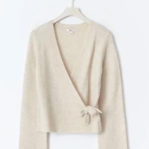 Beige omlottkofta med knyt -  Beige omlottkofta, helt ny och oanvänd 💕