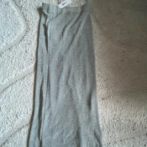 Glittrig silver maxikjol från Gina Tricot - Ginatricot Glitter klänning i nytt skick med prislapp, storlek S. Tillgänglig i Skövde, Värnamo och Borås.