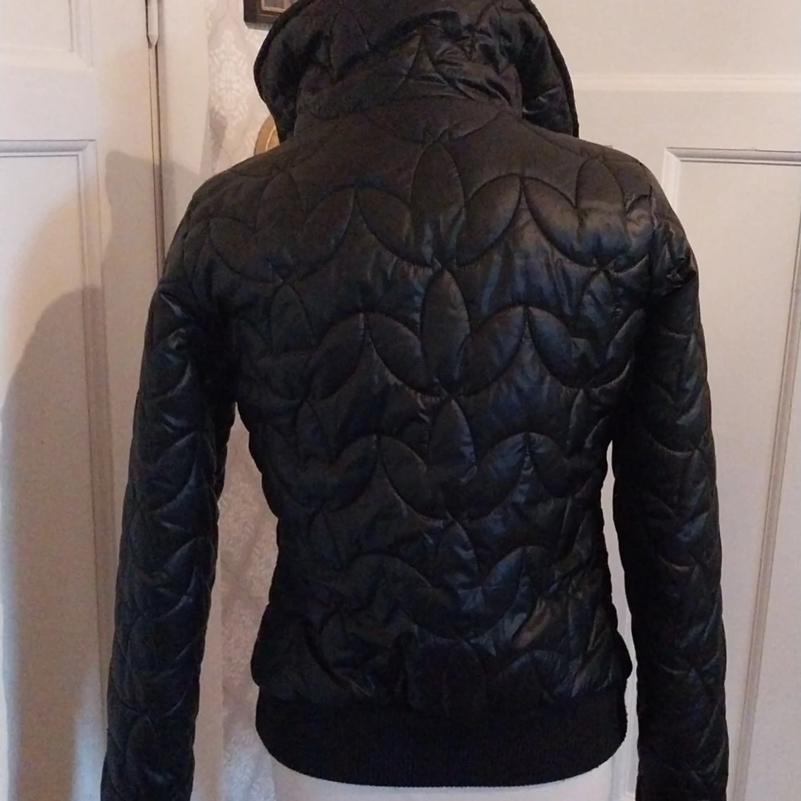 Svart quiltad pufferjacka från Adidas - 1