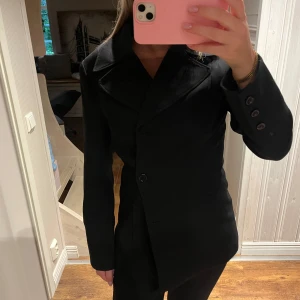 Figursydd kavaj - Jättesnygg figursydd svart kavaj, storlek 36 och i väldigt bra skick❣️