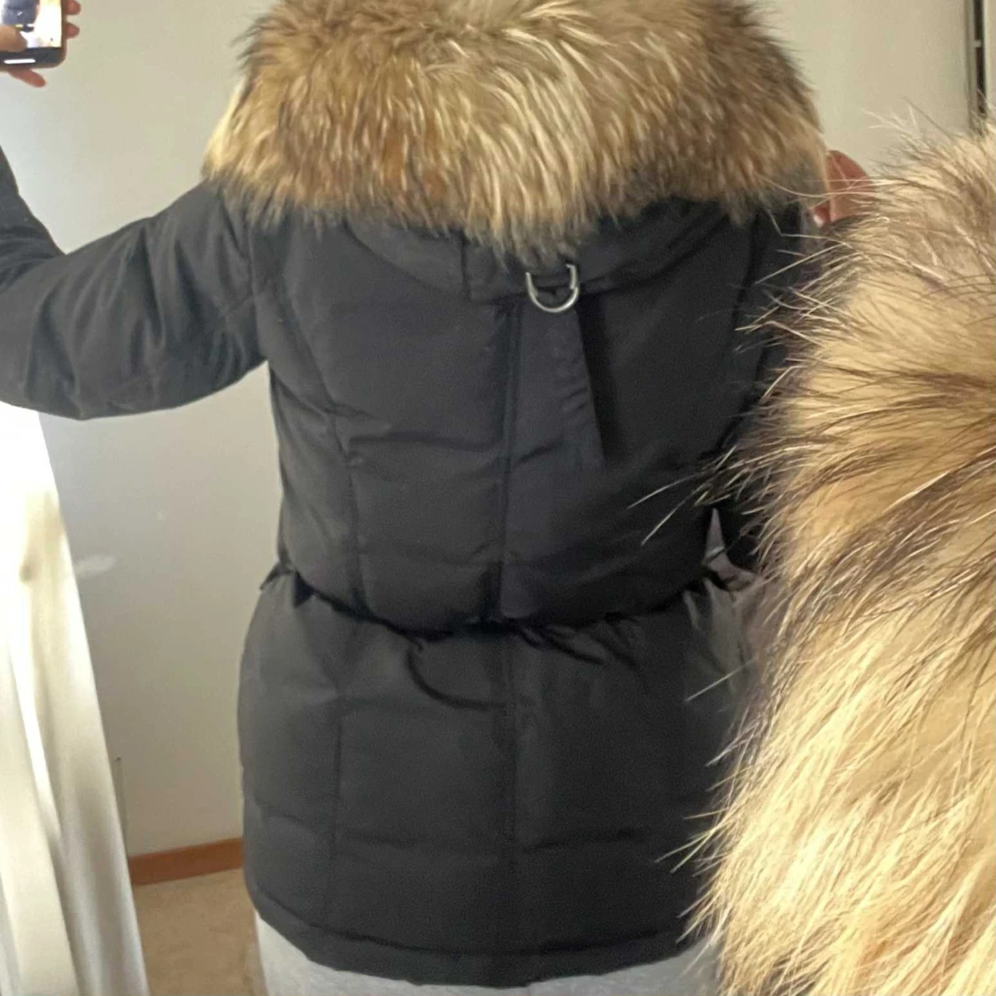 Svart Hollies dunjacka med päls - 1