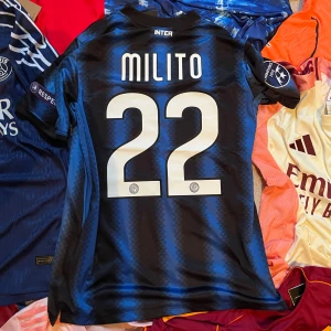 Retro inter fotbollströja Milito 22 - 	•	Pris: 349 kr 	•	Skick: 10/10 	•	Storlek: M/S 	•	Lag/klubb: Inter 	•	År/säsong: 2010 	•	Färg: Blå 	•	Tryck:	MILITO 22