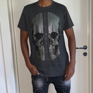 Philipp plein t shirt strl L - Säljer en philipp Plein t shirt i storlek L. Helt ny. Fin replika med grym kvalitet. Modellen är 175cm väger 67kg. Pris: 650kr. Först till kvarn som gäller 