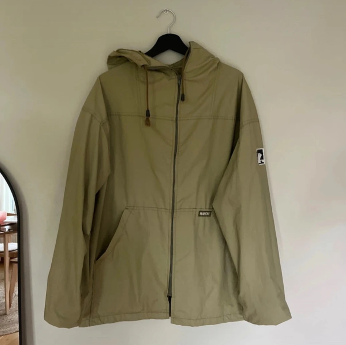 Beige/grön vindjacka med huva 