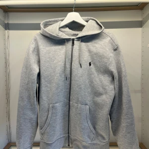 Ralph Lauren hoodie - Säljer denna feta gråa Ralp Lauren hoodien i storlek M då den blivit för liten för mig. Tröjan har inga defekter. Är bara att höra av sig vid fundering så svarar jag snabbt! 👍
