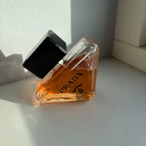 Prada Paradoxe Intense parfym - Säljer en Prada paradoxe intense parfym 50 ml då den inte längre kommer till användning, luktar super gott och är köpt för någon månad sedan💓