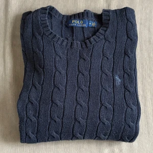 Ralph Lauren Tröja  - Kabelstickad Ralph Lauren tröja | Storlek: M | Nypris: ca 2200kr | Färg: Mörkblå | ActiveResell