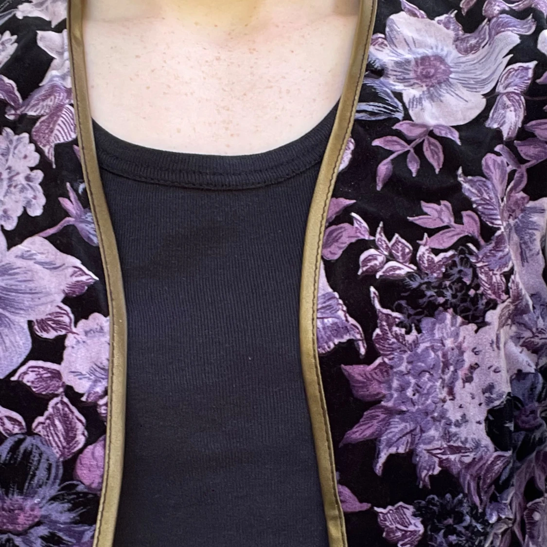 Lila blommig väst med guldkant - 2