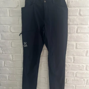 Blåa friluftsbyxor från Haglöfs - Säljer ett par svarta friluftsbyxor från Haglöfs med enkel design och diskret logga på benet. Byxorna bär storlek 164 junior är riktigt sköna och smidiga köpte dem för 700kr på stadium.