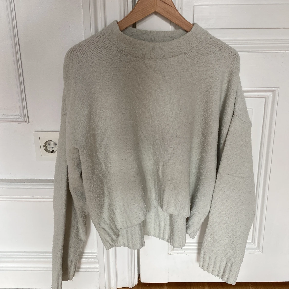 Ljusbeige stickad tröja från H&M - 1