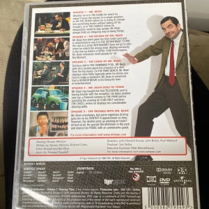 Mr. Bean Vol. 1 Digitally Remastered Edition - Följ Mr. Beans galna upptåg i denna samling av klassiska avsnitt! Perfekt för dig som gillar humor och oväntade situationer. Skrattgaranti när Mr. Bean försöker klara vardagen på sitt unika sätt. En tidlös komediklassiker för alla åldrar.