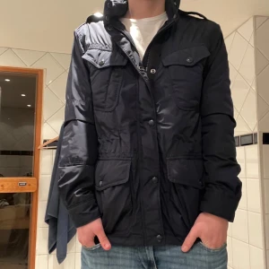 Blå field jacket från Ralph lauren  - Säljer denna tvär feta Ralph lauren field jacket i storlek m. Personen på bilden är 181cm 