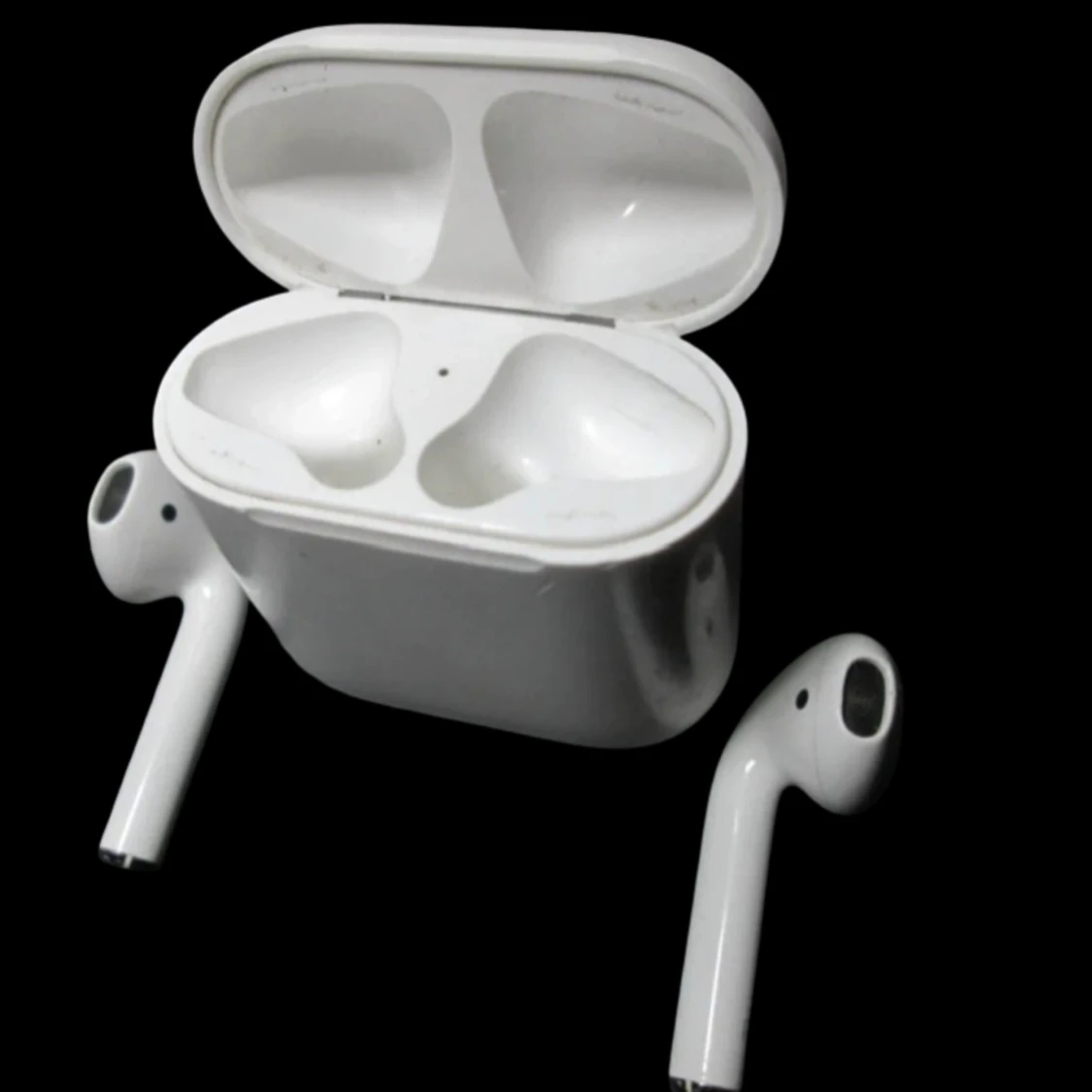 Apple AirPods (2nd Gen, 2019) – Fungerar bra (Slitet skick) - 1