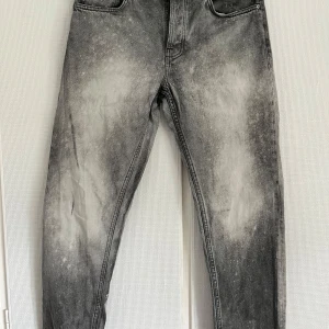 Custom Nudie Jeans  - Custom nudie jeans med en unik och väldigt cool tvätt. Modellen är Steady Eddie 2 (Straight)! Strl 32/32. 