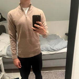 Beige half zip-tröja John Henric  - Säljer en beige stickad tröja från John Henric i storlek S (100% MERINOULL). Tröjan har half zip-dragkedja. Hör av er vid frågor och funderingar!🤗
