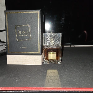 Lattafa Khamrah Eau de Parfum - Khamrah från Lattafa är en Eau de Parfum med en lyxig känsla och snygg design. Volymen är ca 95ml ut av 100
