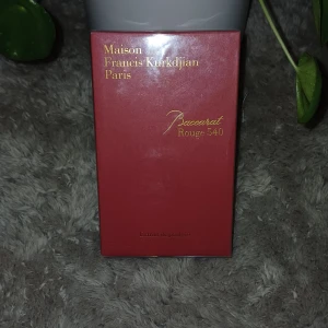 Maison Francis Kurkdjian Baccarat Rouge - Exklusiv parfym från Maison Francis Kurkdjian, Baccarat Rouge 540. Extrait de parfum. Tillverkad i Frankrike. Snygg och lyxig för dig som vill sticka ut med din doft.