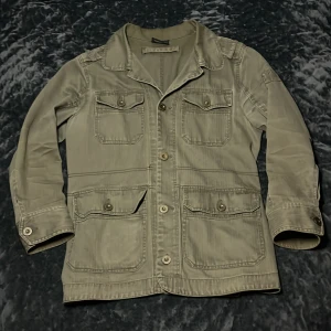 Grön Fieldjacket - Tja! Säljer nu denna sjukt feta Fieldjacket/Overshirten från VanVaan i toppskick (9/10)! Går ej att hitta någonstans då den ej säljs i butik och är därför mycket sällsynt! Size M,fits=M slimfit! Hör av dig vid minsta fråga eller fundering!🌟