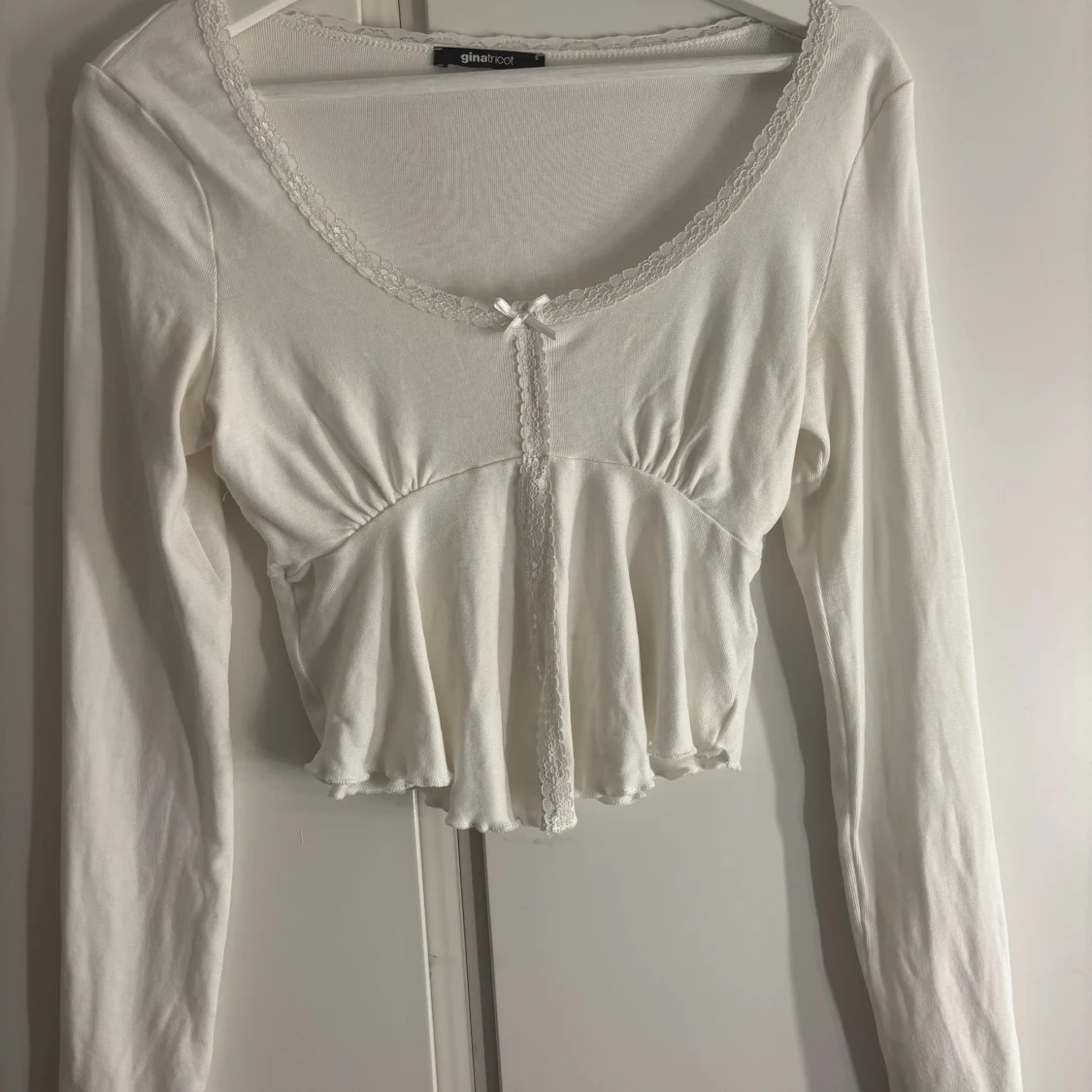 Vit croppad blus med spets från Gina Tricot