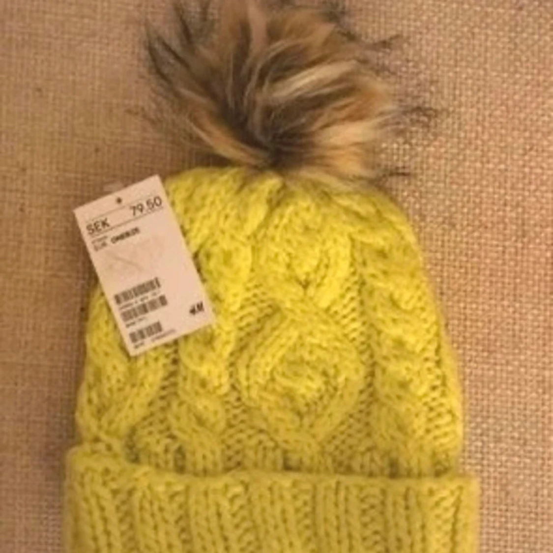 Gul stickad mössa med fuskpälsboll H&M - 1
