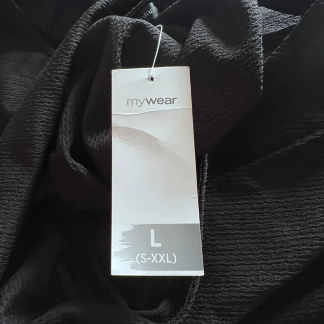 Svart omlottklänning med knytband - 1