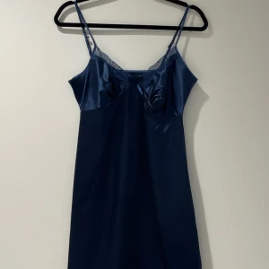 Mörkblå satin nattlinne med spets - Säljer mitt snygga satin nattline från Missäy! Fint skick. Nypris 199kr