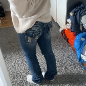 Miss me jeans  - Säljer mina sjukt snygga lågmidjade Miss me jeans I storlek w26. Använda sparsamt och inga defekter. Midjemått: 35, innerbenslängd: 81 💗säljer då de inte riktigt passade mig. Pris kan diskuteras. Straight model 