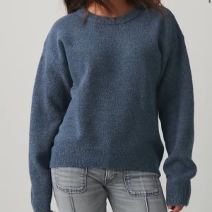 Blå stickad tröja - Mysig blå stickad tröja med långa ärmar. Tröjan har en relaxed passform och ribbade muddar vid ärmslut och nederkant. Perfekt för lager-på-lager och chill dagar.❤️