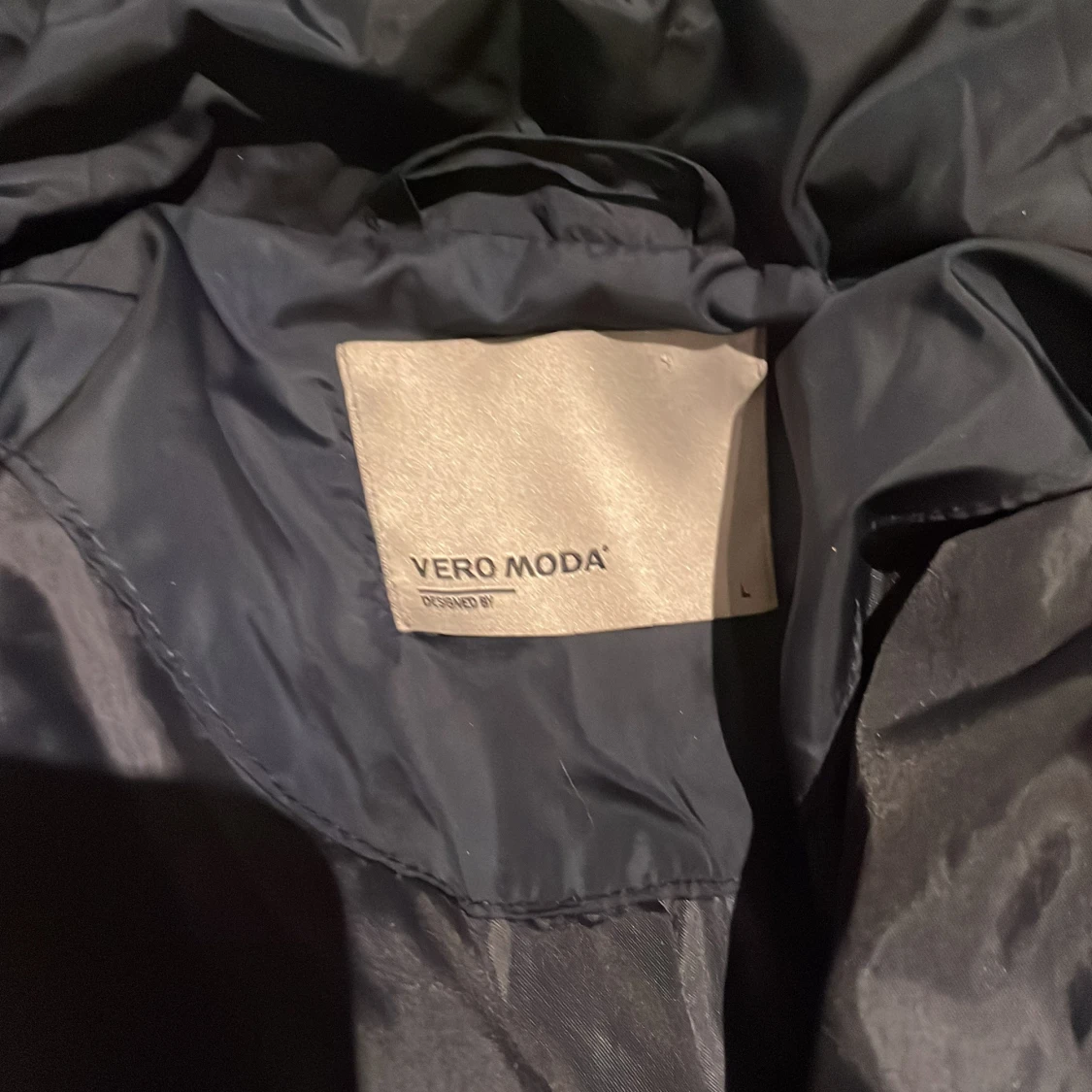 Quiltad mörkblå jacka från Vero Moda - 3