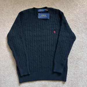 Kabelstickad tröja Polo Ralph Lauren - Kabelstickade tröjor Ralph lauren, har ett par st olika färger och storleker,  helt nya