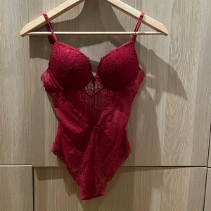 Röd spetsbody - Röd spets body från H&M. Ej använd men prislappen är borttagen💕