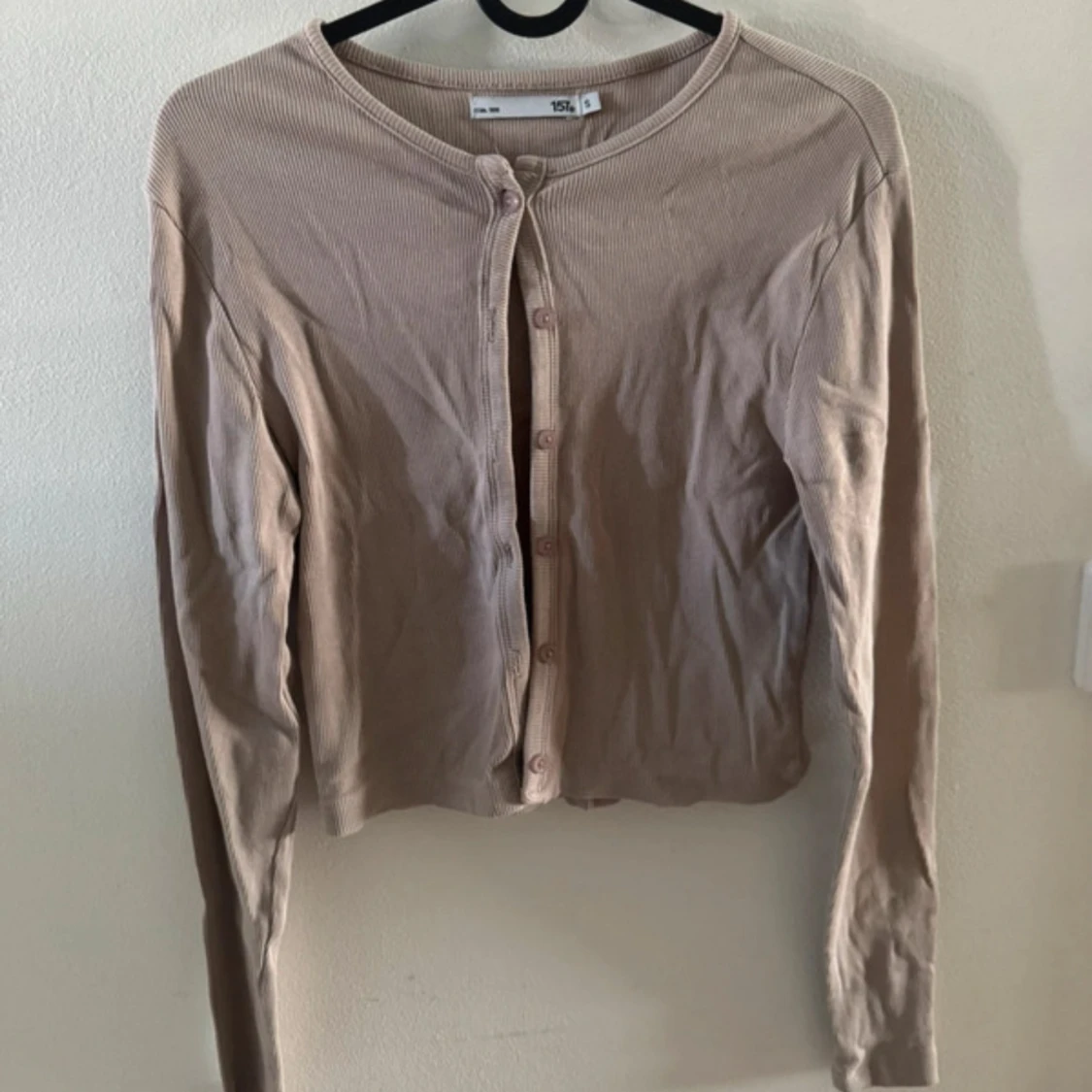 Beige ribbad kofta med knappar