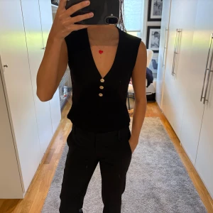 Svart topp med gulddetaljer - Super snygg topp med gulddetaljer