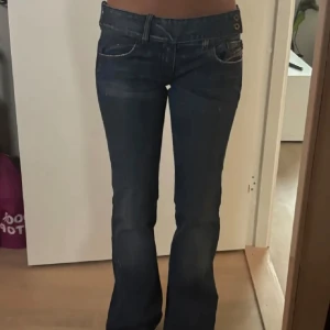 Diesel Lågmidjade jeans - Så snygga diesel bootcut jeans lågmidjade! Så snygga lite slitningar längs ned. Midjemått:37 cm och innerbenslängden:82cm, kontakta vid frågor!❤️lite nedtrampade längs ned