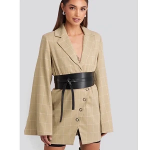 Helt ny - Säljer denna fina kavaj/klänning i storlek 38, passar väldigt bra med höga boots till en utekväll. 