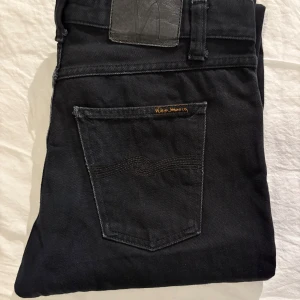 Nudie Jeans, W29 L30 - Svarta jeans från Nudie i modellen Gritty Jackson! Jeansen är i väldigt bra skick och dom är i storleken W29 och L30! Har du några frågor eller funderingar så är det bara att höra av sig!