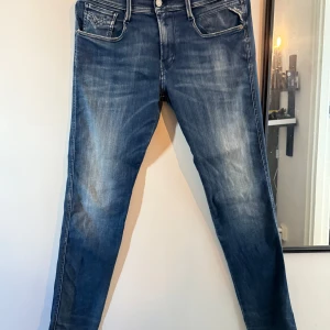 Replay Anbass jeans - Säljer nu detta par replay anbass då jag helt enkelt har vuxit ur dom. Skicket skulle jag säga är 8/10. Priset kan diskuteras vid snabb affär. Hör av er vid frågor!