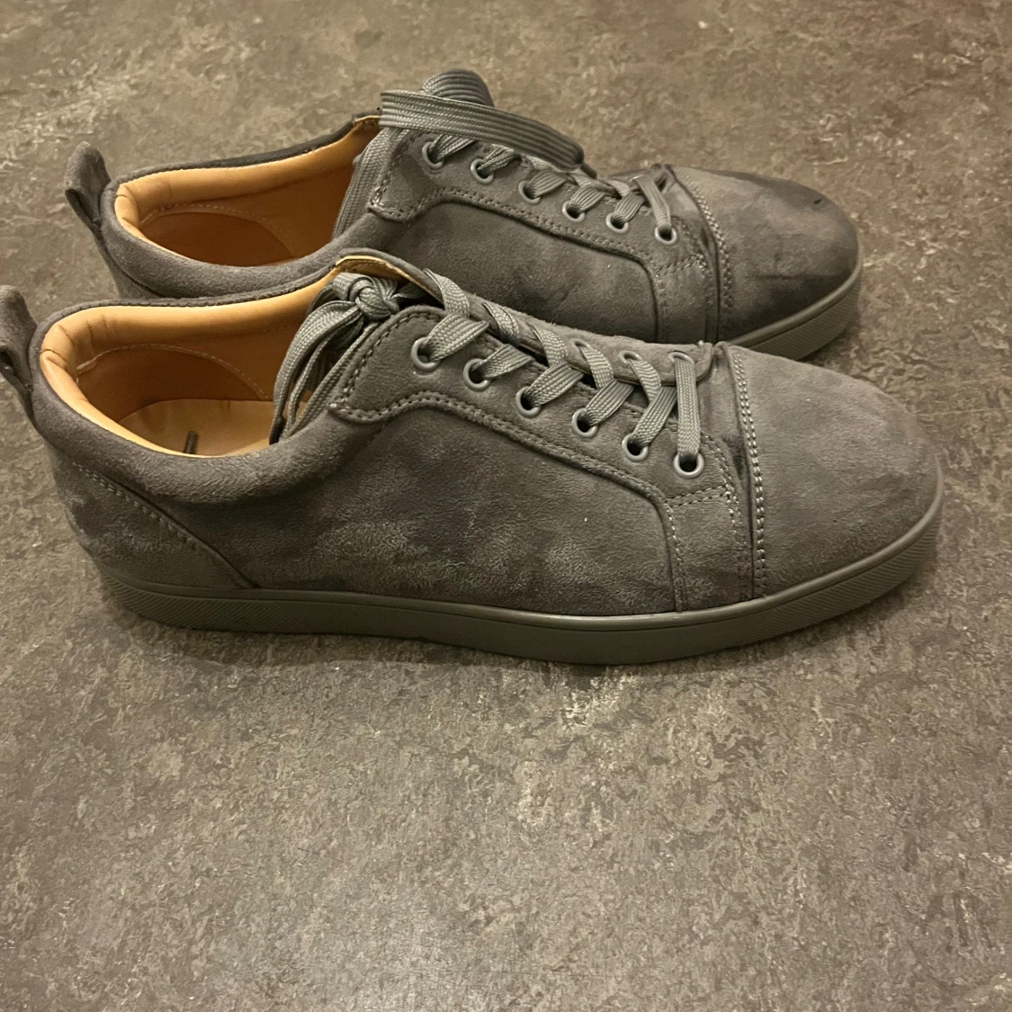 Loubs i Grå mockasneakers från Christian Louboutin