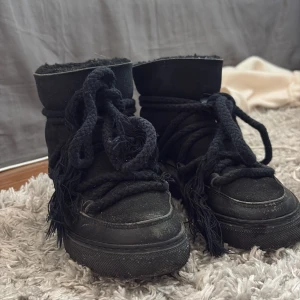 Inuikii skor - Säljer dessa supersnygga vinterskor från inuikii. Dom har lite slitna snören annars så är dom i bra skick. Köpte i vintras och säljer då dom är för små❤️