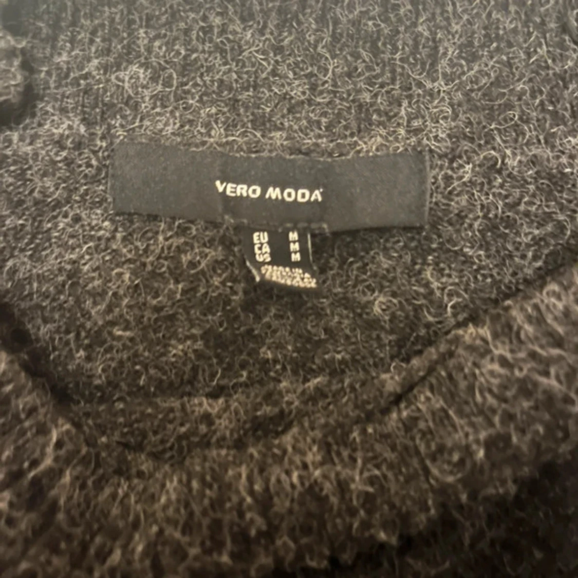 Mörkgrå stickad tröja från Vero Moda - 1