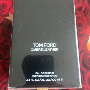 Tom Ford Ombré Leather 100ml - Säljer en helt ny och oöppnad flaska Tom Ford Ombré Leather (Eau de Parfum, 100 ml). Kommer i originalförpackning med plasten kvar, se bilde