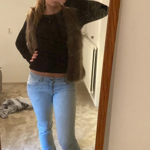 Blå jeans - Jeansen är köpta 2000 (min mammas) i superskick och lågmidjade. Om nån vill köpa västen går de med bra 👍 (midjemått 42cm och innerbenslängden 88cm)