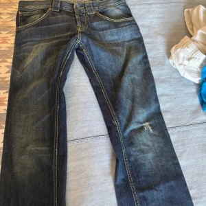 Dondup jeans med slitningar - Dondup mörkblå jeans, riktigt feta. Skriv vid funderingar!
