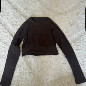 Brun träningstopp - Träningstopp från SOC i storleken XS/ S  Det finns även tillkommande byxor till denna eftersom det är ett set! Den är redan publicerad sen tidigare så kika bland mina inlägg om intresset finns!🤎  Jag finns tillgänglig i Skövde, Borås & Värnamo om ni vill mötas istället för att betala frakt🙈❤️🥰