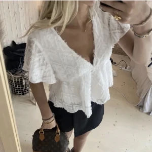 Vit blus - Vit blus köpt här på plick men har endast använts en gång, inga defekter, i mycket bra skick. Kontakta mig vid frågor💕😊