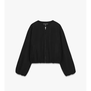 Svart mjuk bomberjacka - Mjuk bomberjacka från zara, perfekt inför hösten! Den är i storlek S men upplevde storleken lite för liten så skulle nog säga att den sitter mer som en xs💕endast använd vid ett tillfälle! Nypris 399kr