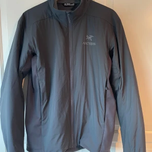 Arcteryx Atom jacket jacka - Arc’teryx Atom Jacket i mkt fint skick, min son hade den 4-5ggr innan han växte ur den.   Hittar du den ny i butik eller online kostar den mellan 2600-2900kr.   Super-lätt, mjuk och varm. Tre fickor med blixtlås. Mjuk fleece-krage.   Toppen under kavaj eller rock eller skaljacka eller som ytterplagg vår, höst eller kylig sommarkväll.   Färg: grå.   Storlek: Small, passar mig som är 177cm.   Det är denna modell: https://arcteryx.com/us/en/shop/mens/atom-jacket-9561 